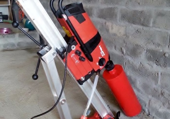 Wiertnica diamentowa DD-200 Hilti. Przewierty wiertłami koronowymi diamentowymi od średnicy 63mm do 500mm.